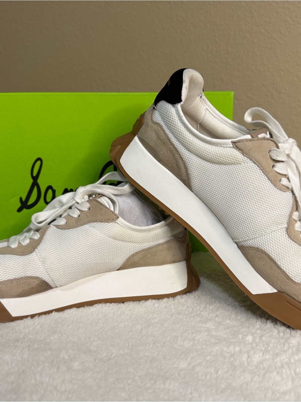 Sam Edelman White Beige Sneakers with Black Logo - Picture 10 of 13